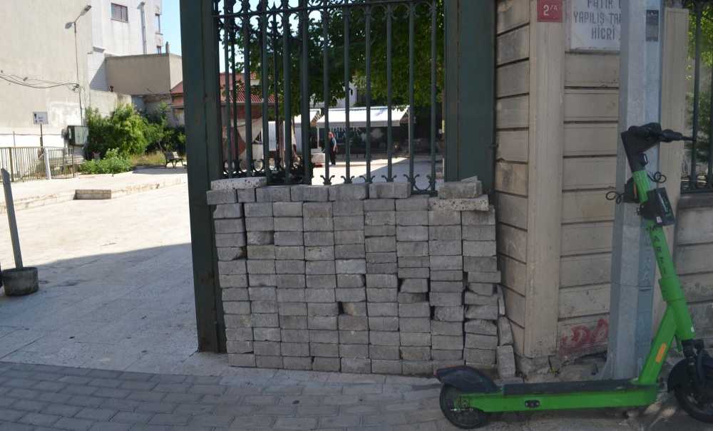 Tarihi Cami Bakımsızlıktan Dökülüyor