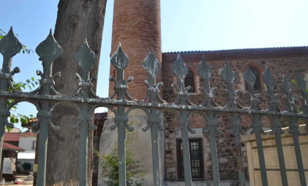 Tarihi Cami Bakımsızlıktan Dökülüyor