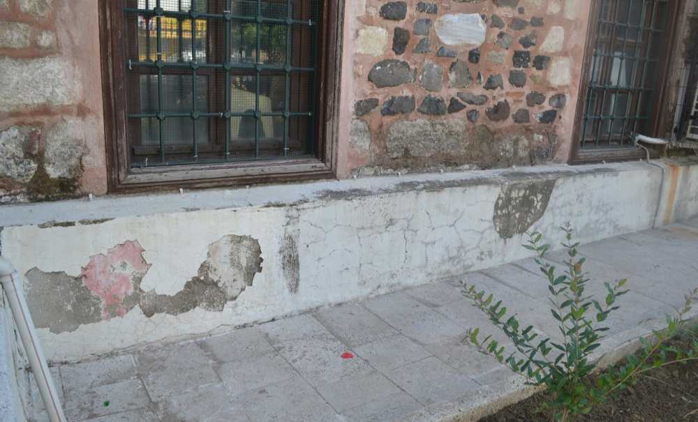 Tarihi Cami Bakımsızlıktan Dökülüyor