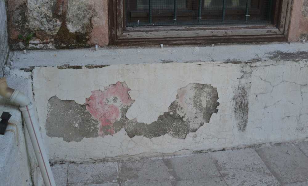 Tarihi Cami Bakımsızlıktan Dökülüyor