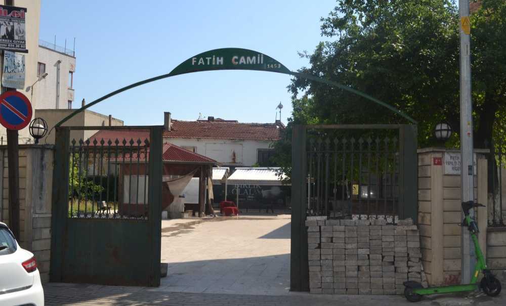Tarihi Cami Bakımsızlıktan Dökülüyor