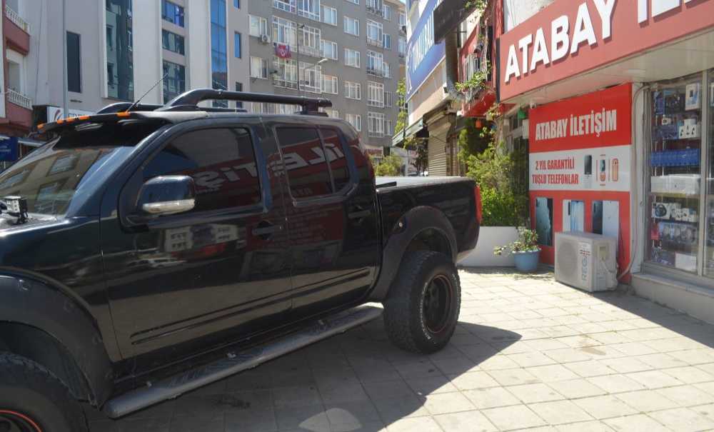 Vatandaşlar Kaldırıma Araç Park Edilmesine Tepki Gösterdi