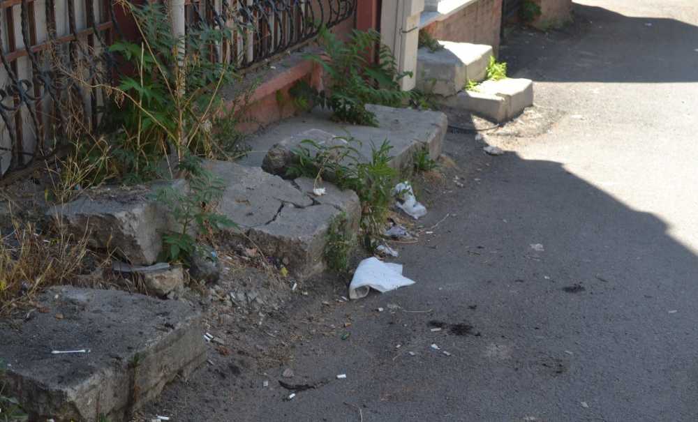 Önü Temizlendi, Tavanı Hala Yapılmadı