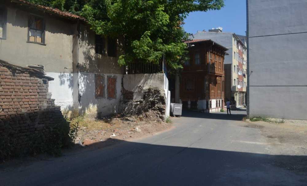 Önü Temizlendi, Tavanı Hala Yapılmadı