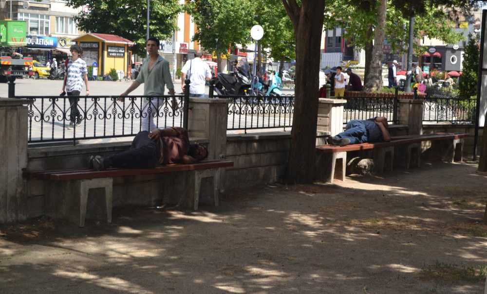 Caminin Bahçesi Vatandaşlar İçin Uyuma Yeri Oldu