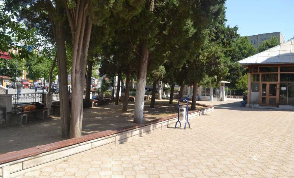 Caminin Bahçesi Vatandaşlar İçin Uyuma Yeri Oldu