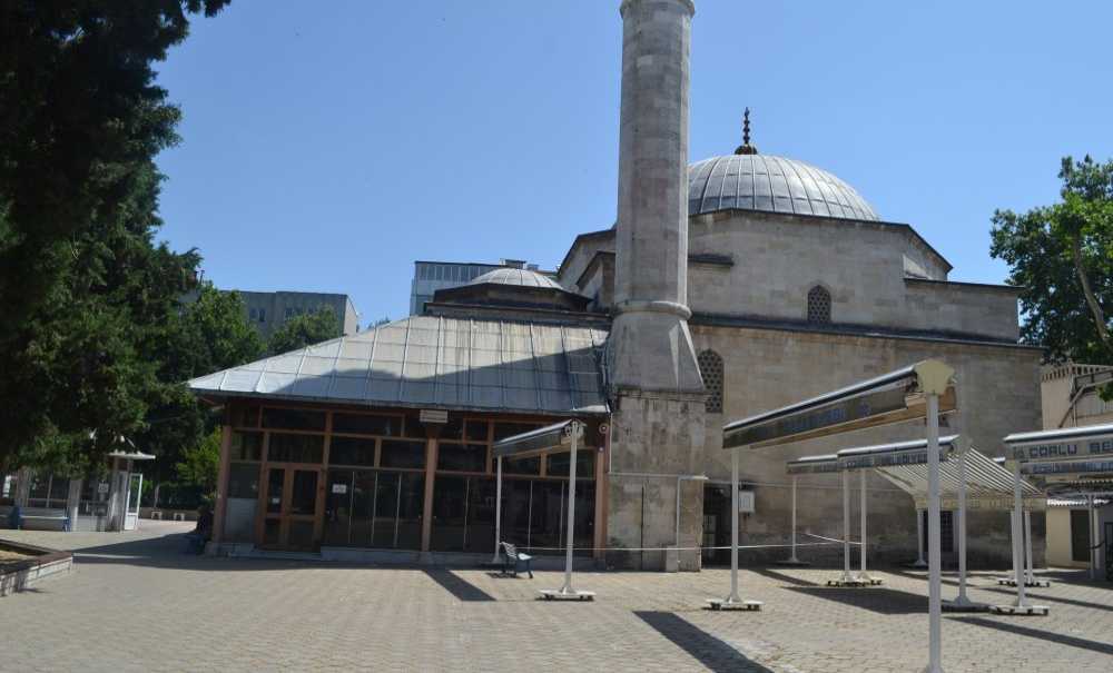 Caminin Bahçesi Vatandaşlar İçin Uyuma Yeri Oldu