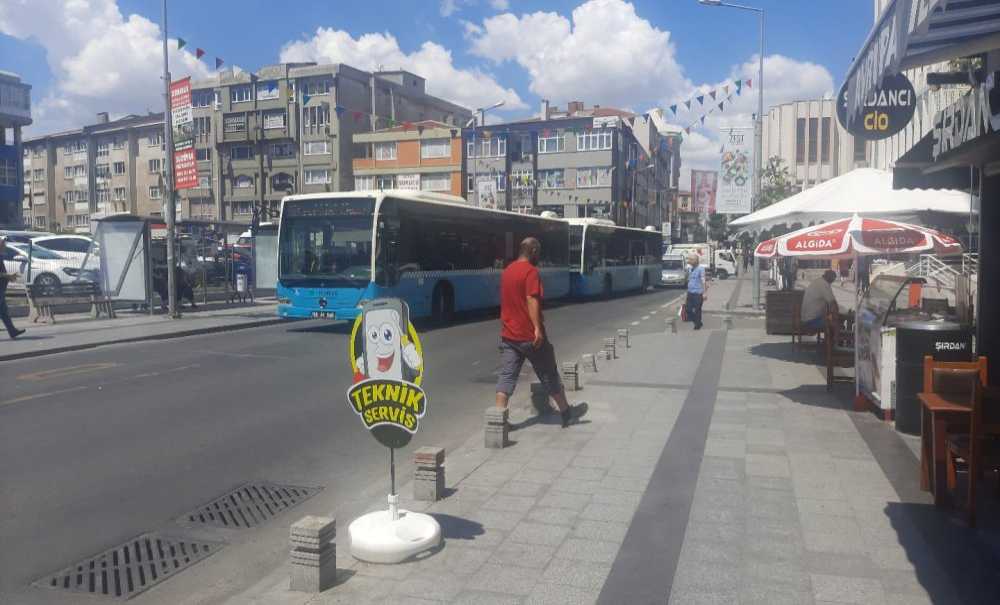 Peşpeşe Gelen Otobüsler Trafiği Kilitliyor