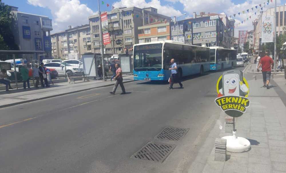 Peşpeşe Gelen Otobüsler Trafiği Kilitliyor