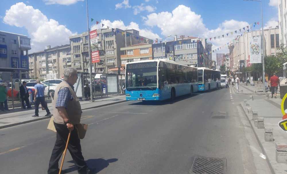 Peşpeşe Gelen Otobüsler Trafiği Kilitliyor