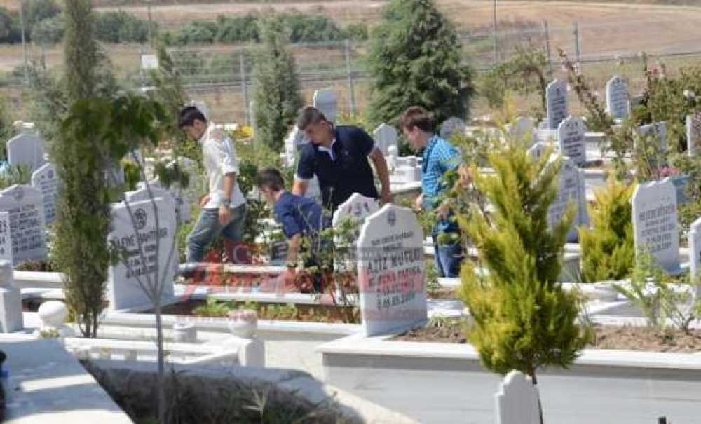Bayramda Mezarlıklara Ziyaretçi Akını