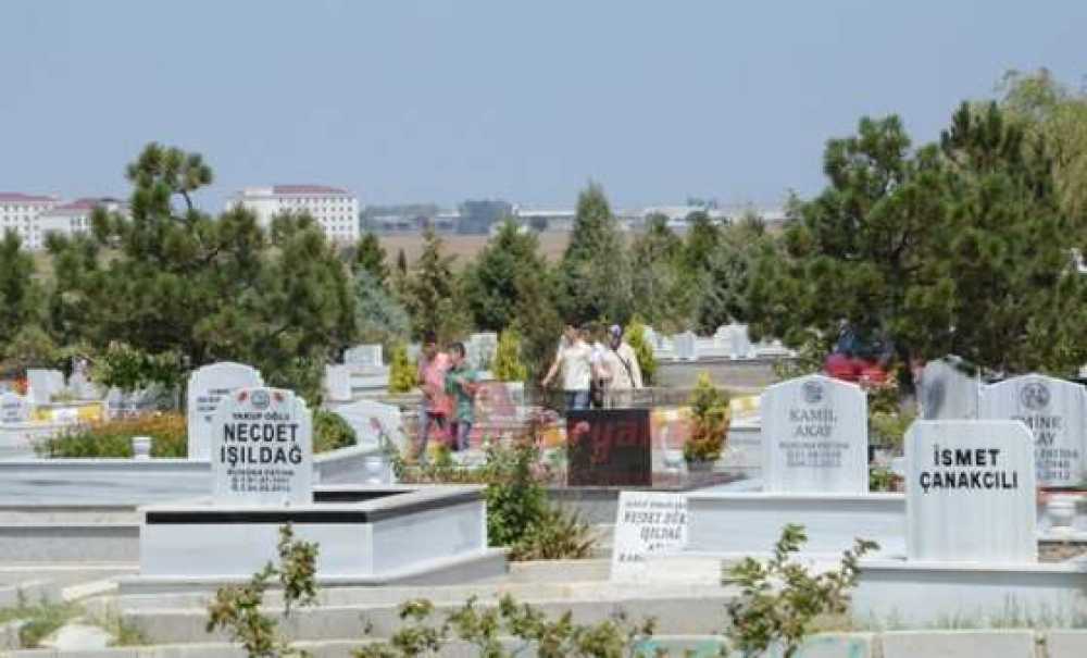 Bayramda Mezarlıklara Ziyaretçi Akını