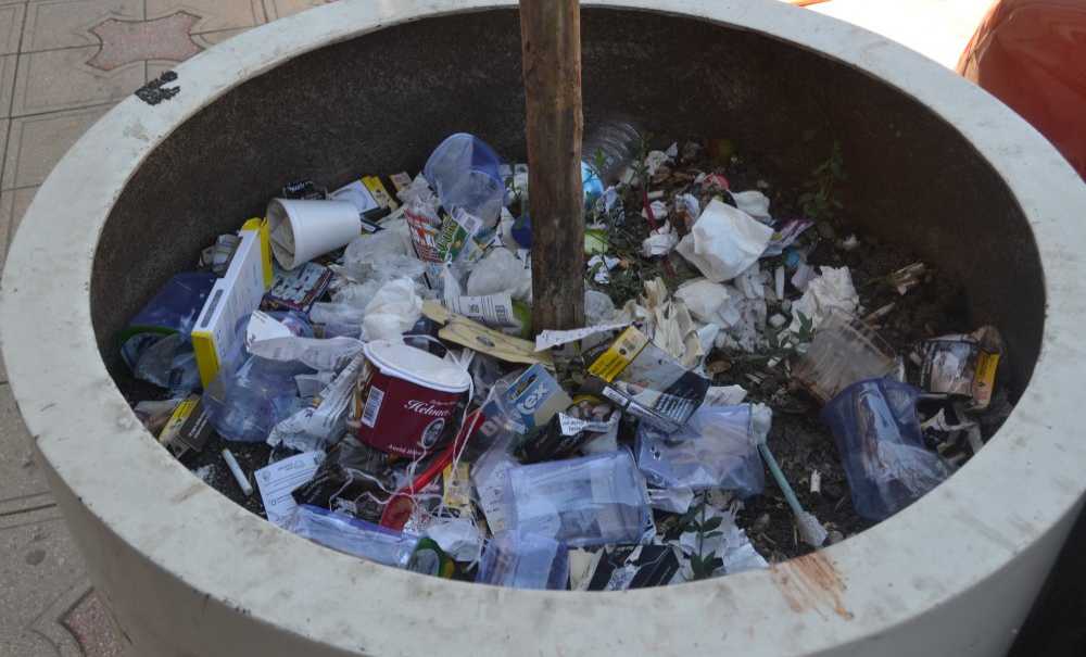 Saksılar Çöp Kutusu Olarak Kullanılıyor