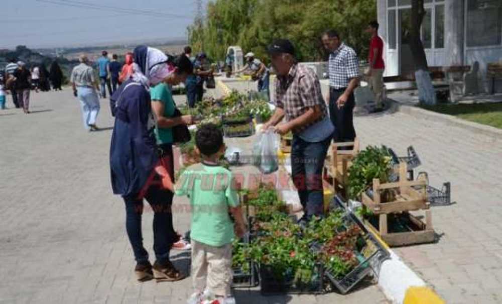 Bayramda Mezarlıklara Ziyaretçi Akını