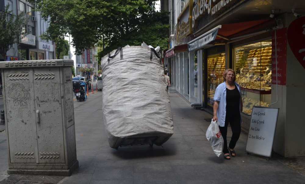 Çekçekçiler Omurtak Caddesi'nde Gezmeye Devam Ediyor