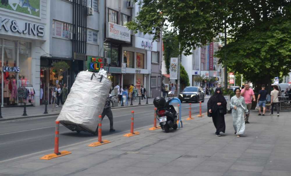 Çekçekçiler Omurtak Caddesi'nde Gezmeye Devam Ediyor