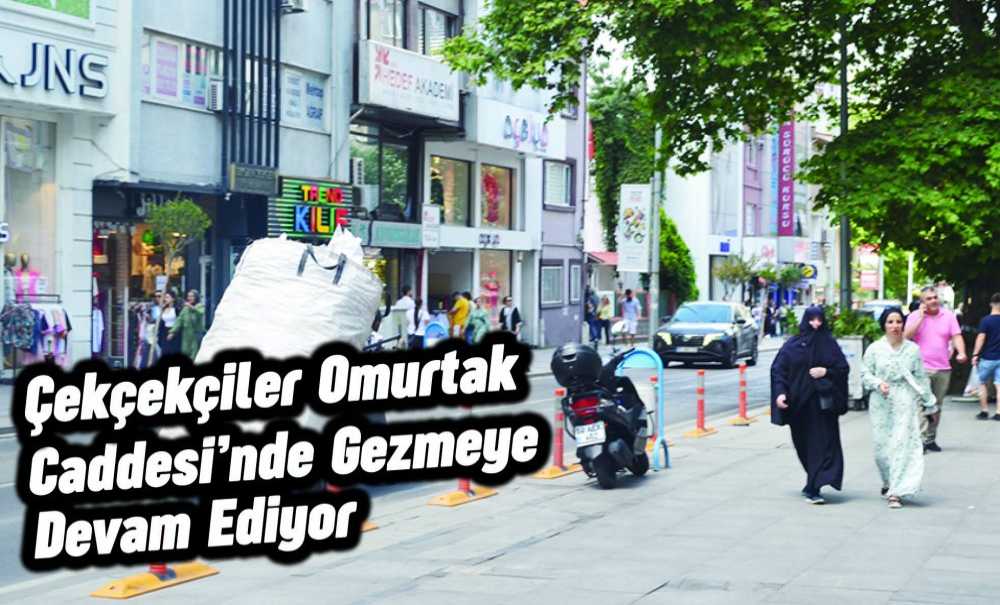 Çekçekçiler Omurtak Caddesi'nde Gezmeye Devam Ediyor