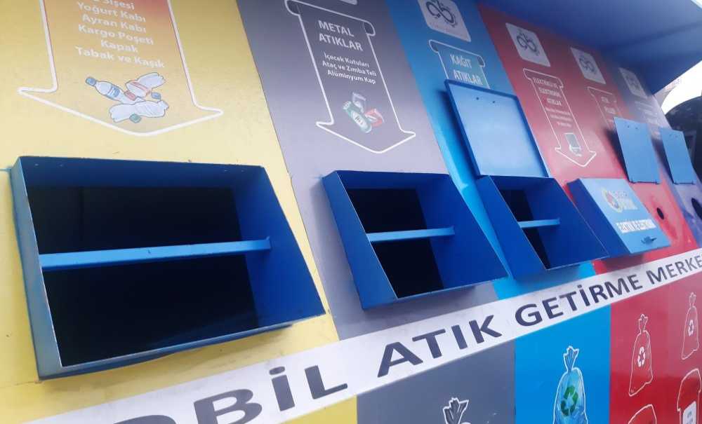 Geri Dönüşüm Kutusunun Demir Kapakları Çalınmış