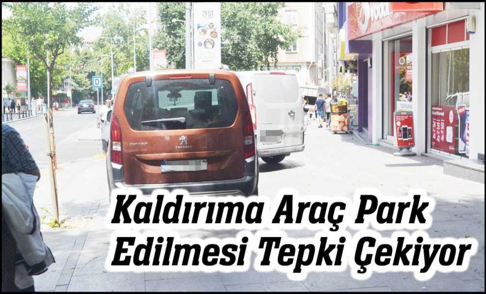 Kaldırıma Araç Park Edilmesi Tepki Çekiyor