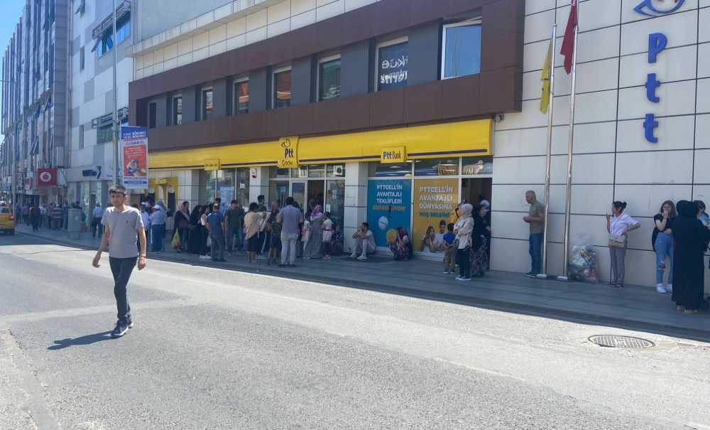 Ptt Ve Banka Önlerinde Uzun Kuyruk Oluştu