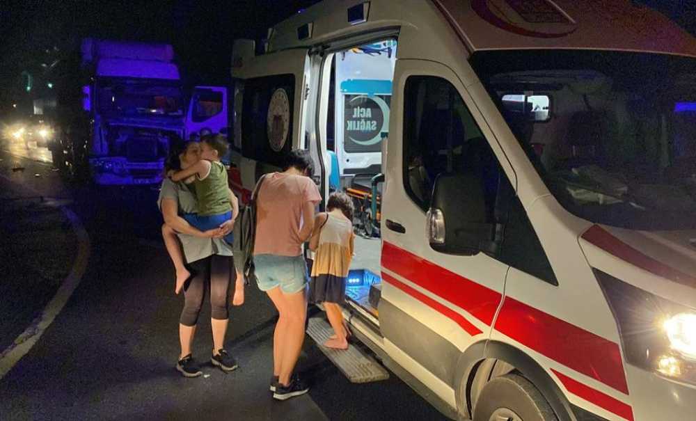 Tir Kırmızı Işıkta Bekleyen 7 Araca Çarptı!