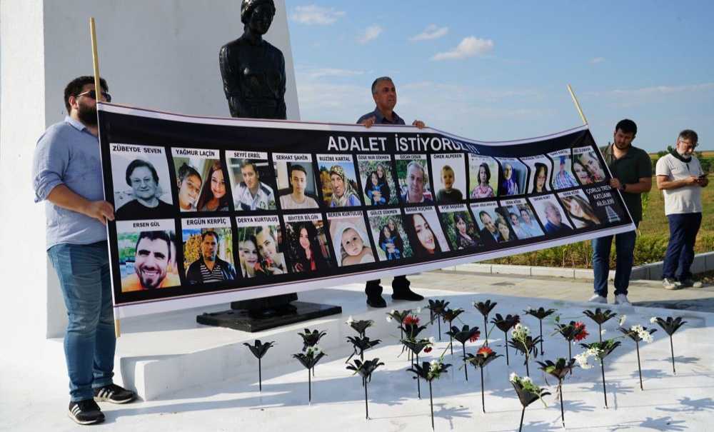 Karanfiller 8 Temmuz Anıtına Bırakıldı