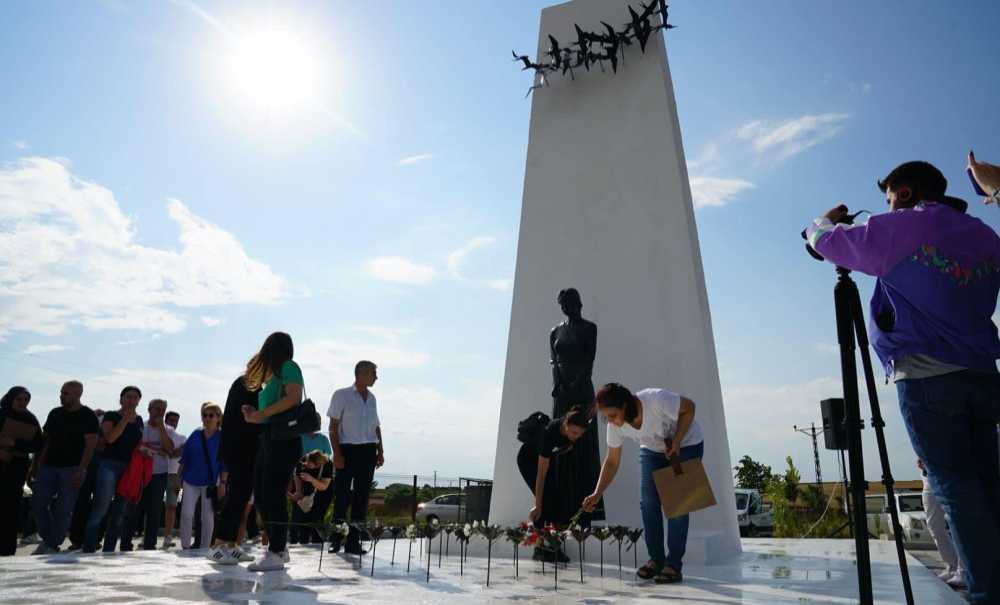 Karanfiller 8 Temmuz Anıtına Bırakıldı