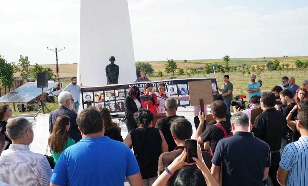 Karanfiller 8 Temmuz Anıtına Bırakıldı