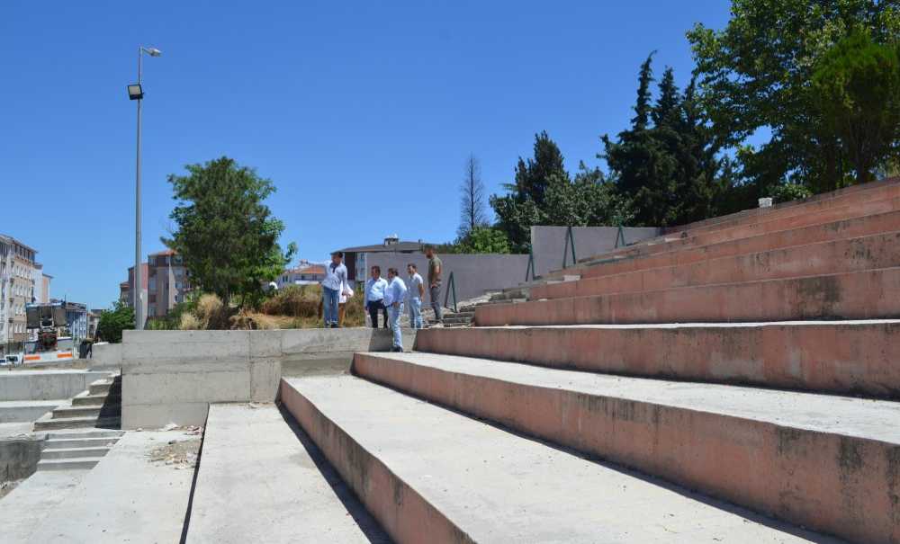 Başkan Sarıkurt Amfi Tiyatrodaki Çalışmaları İnceledi