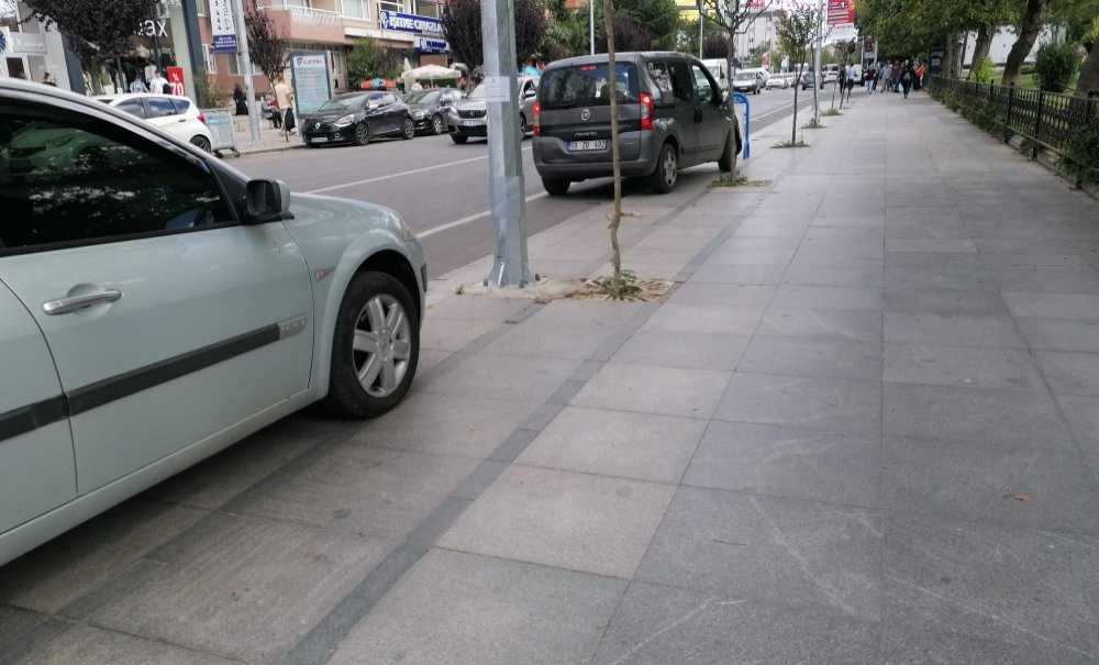 Kaldırım Üstü Parklara Vatandaş İsyan Etti