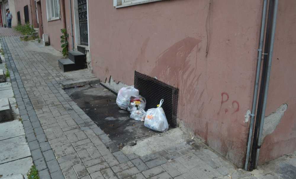 İki Adım Ötede Çöp Kutusu Dururken Çöpler Yerlere Atılıyor