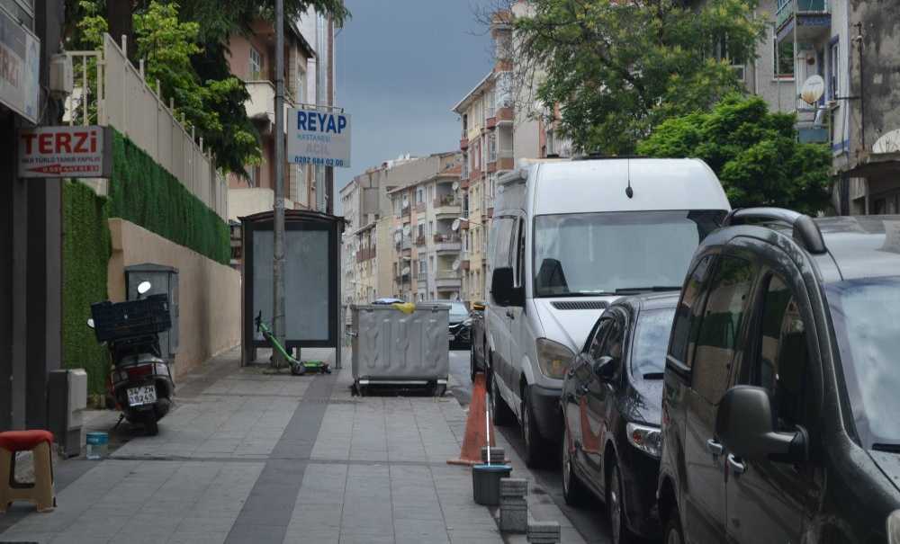 İki Adım Ötede Çöp Kutusu Dururken Çöpler Yerlere Atılıyor