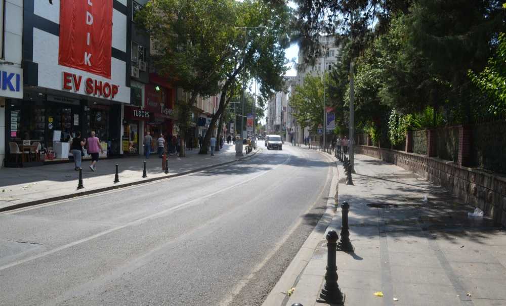 Omurtak Caddesi'ndeki Kuş Pislikleri Tepki Çekiyor
