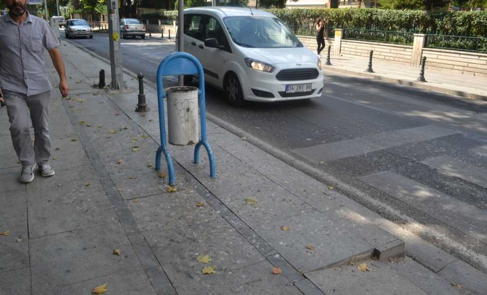 Omurtak Caddesi'ndeki Kuş Pislikleri Tepki Çekiyor