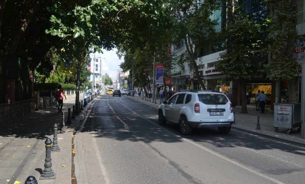 Omurtak Caddesi'ndeki Kuş Pislikleri Tepki Çekiyor