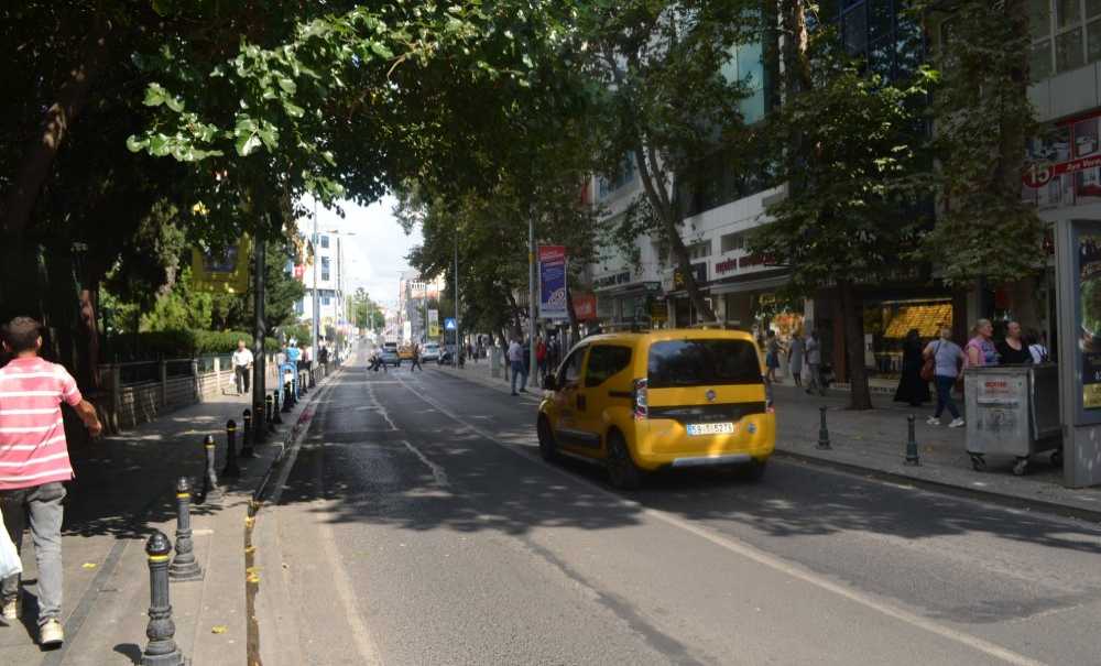 Omurtak Caddesi'ndeki Kuş Pislikleri Tepki Çekiyor