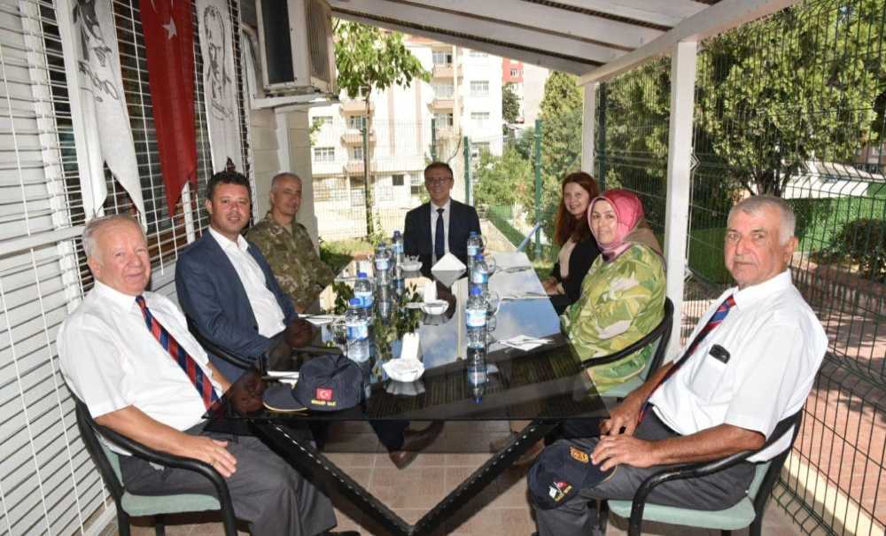 Kaymakam Sarılı Gaziler Derneği'ni Ziyaret Etti