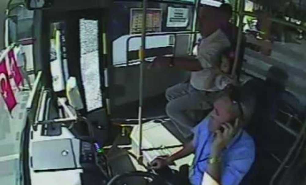 Yol Kesip Halk Otobüsü Camını Kırdı