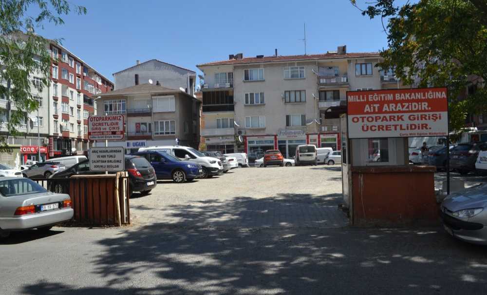 Anaokulu Olacaktı, 2 Yıldır Otopark Olarak Kullanılıyor