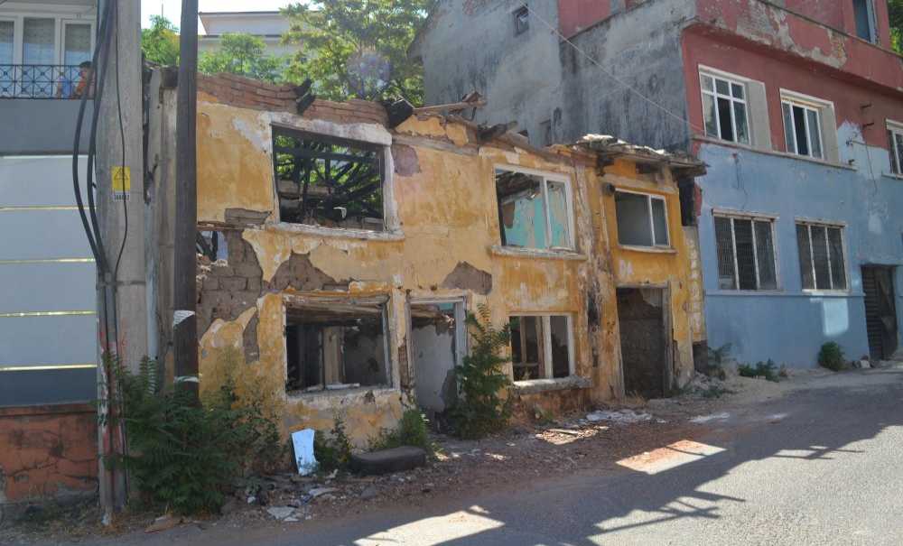 Yanan Bina Korku Saçmaya Devam Ediyor