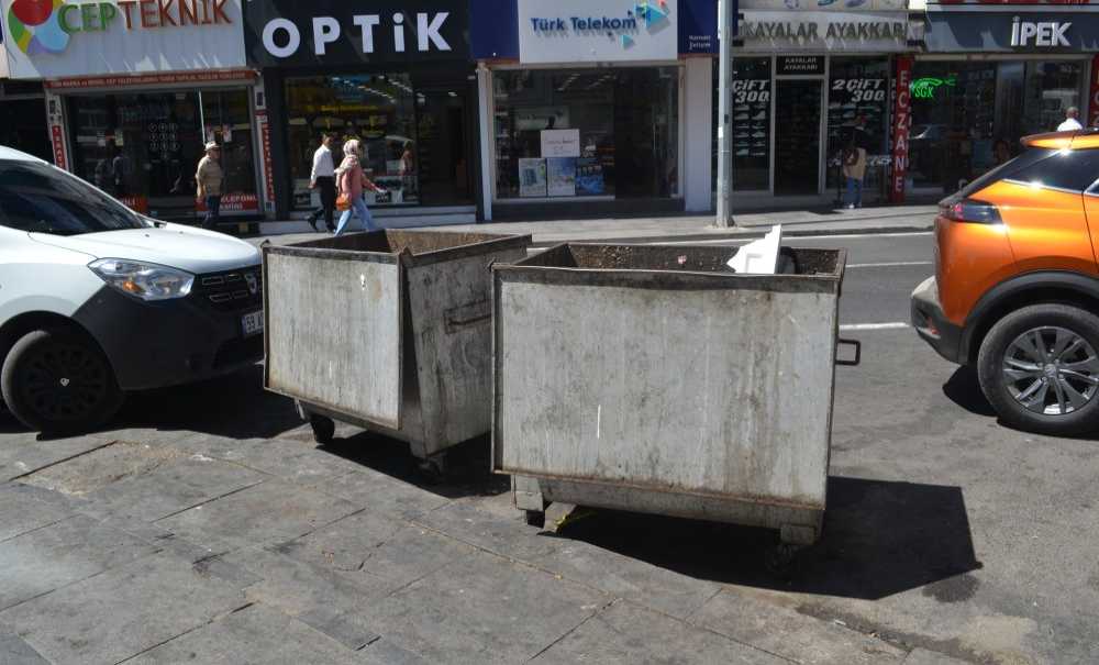 Çarşı Merkezi'ndeki Çöp Kutuları Tepki Çekiyor