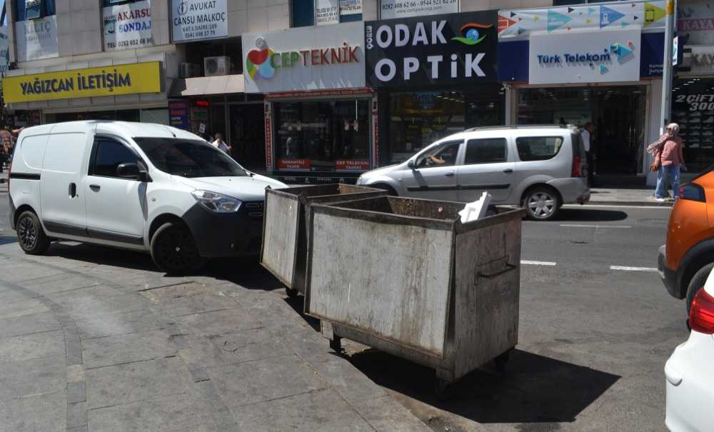 Çarşı Merkezi'ndeki Çöp Kutuları Tepki Çekiyor