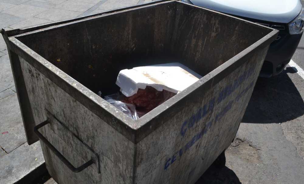 Çarşı Merkezi'ndeki Çöp Kutuları Tepki Çekiyor