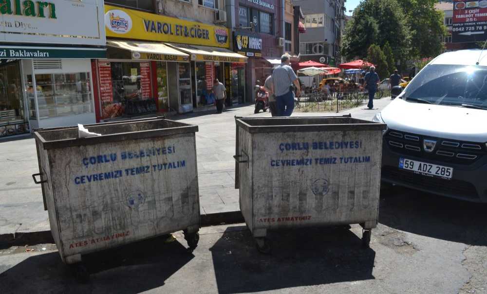 Çarşı Merkezi'ndeki Çöp Kutuları Tepki Çekiyor