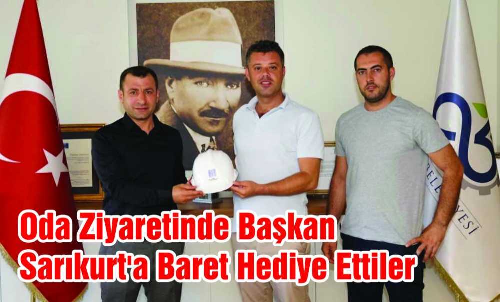 Oda Ziyaretinde Başkan Sarıkurt'a Baret Hediye Ettiler
