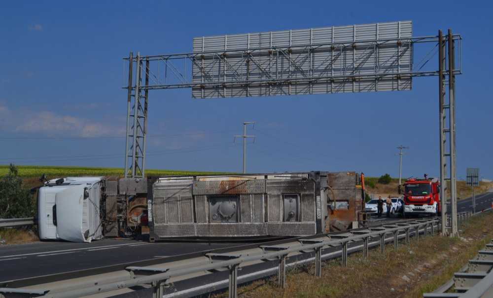 Yük Tankeri Devrildi, 1 Kişi Yaralandı