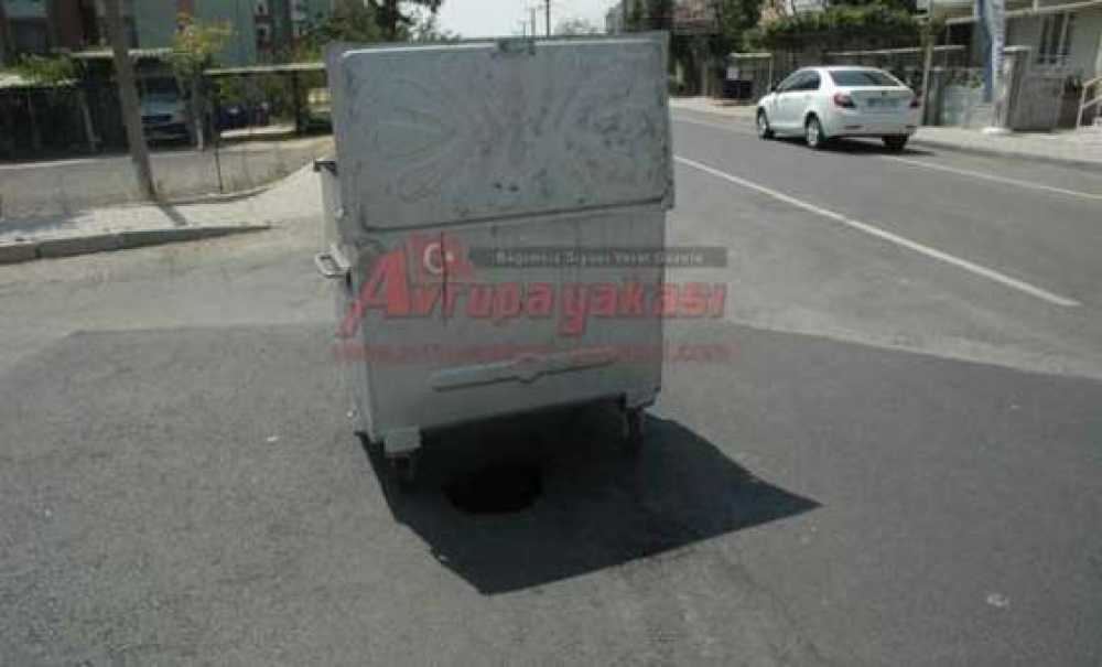 Çöken Yola Çöp Konteynırlı Tedbir