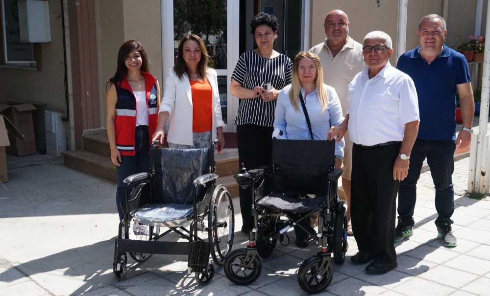 Atık Giysiler Tekerlekli Sandalye Oluyor