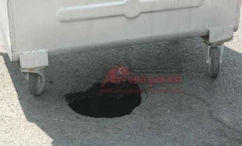 Çöken Yola Çöp Konteynırlı Tedbir