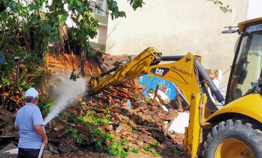 Çorlu Belediyesi Hafta Sonu 17 Metruk Bina Yıkacak